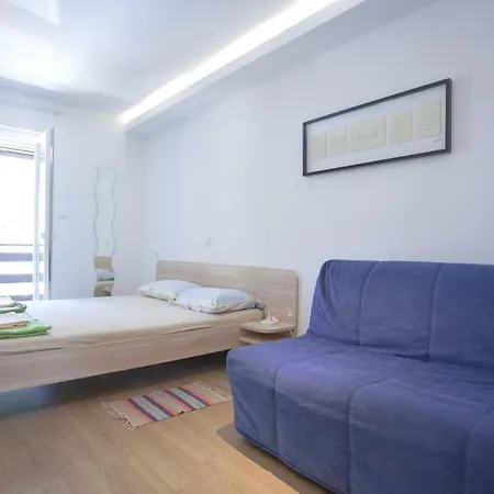 Studio Apartment *